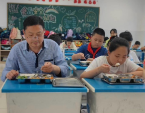 六安市皋城小学食堂开展家长开放日活动