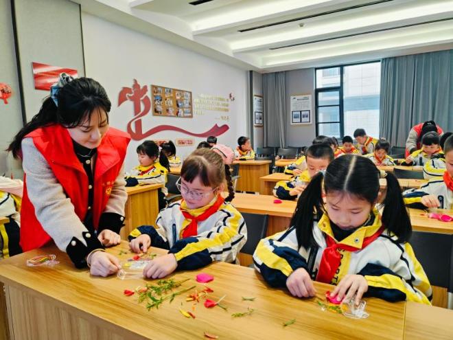 六安市皋城小学联合三里桥街道三里桥社区开展植树节活动
