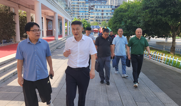 洪飞调研义务教育优质均衡发展督导评估工作