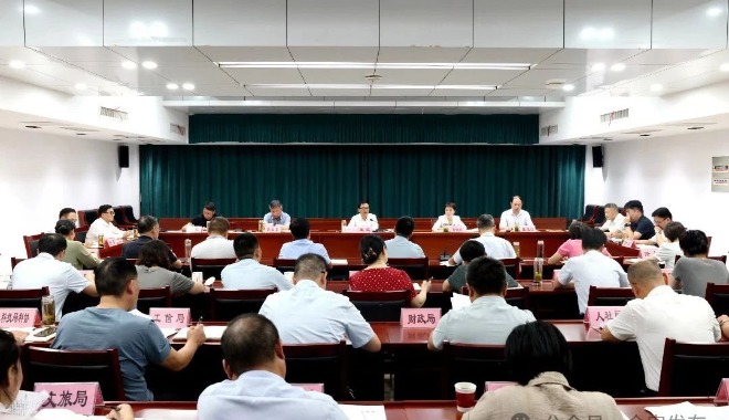 王红主持召开区委理论学习中心组学习会