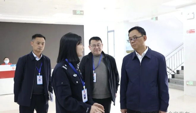 王红调研政务中心及数字金安建设